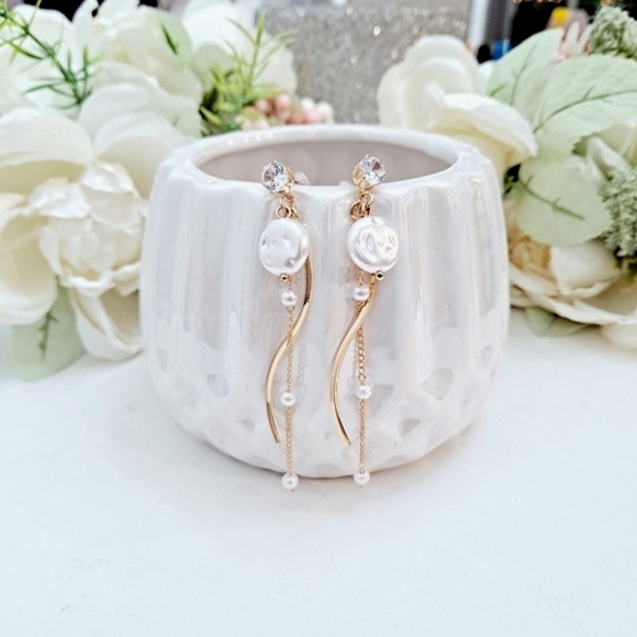 💖 2/$30 Pearl & Gold tone long Rhinestone tassel glam drop cute earrings - Picture 1 of 8